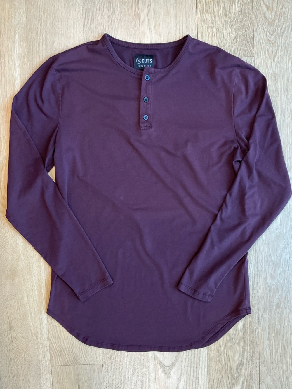 Cuts AO Clothing Plum Elongated Long Sleeve Curve Hem Henley Tee Men's Medium